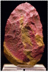 Hacha de mano de cuarcita roja, encontrada con restos fósiles humanos de 350,000 años de antigüedad