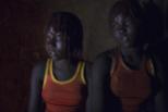 Dos muchachas, asustadísimas, que están a punto de sufrir la operación REUTERS:Siegfried Modola